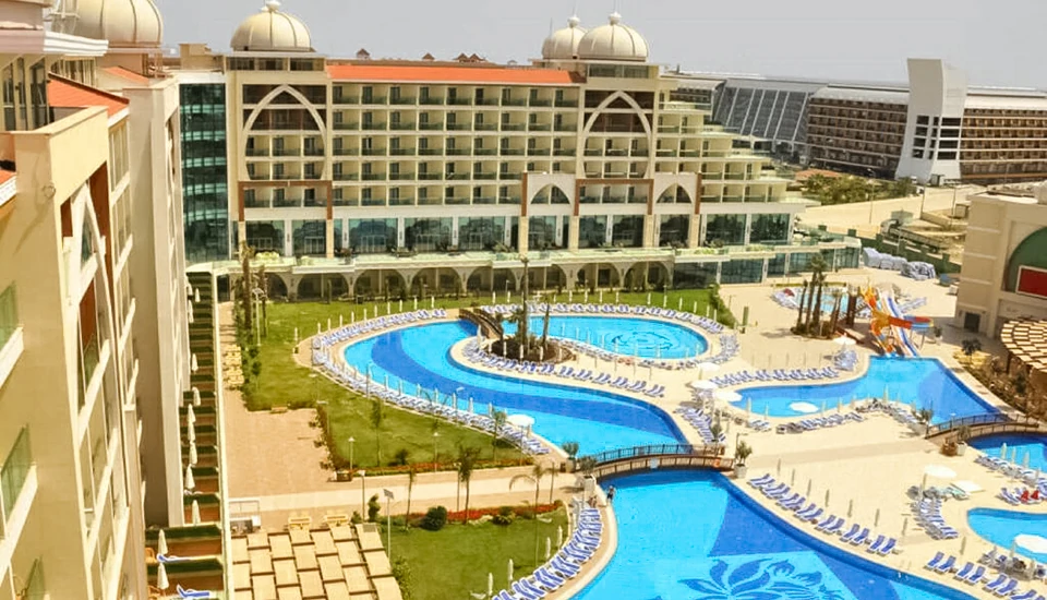 زافیرا دلوکس ریزورت و اسپا